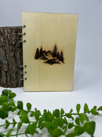 Produse pentru birou - Agendă din lemn de plop cu gravură și rășină epoxidică – 15x22,5 cm