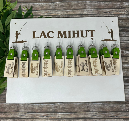 Produse debitate la laser - Breloc personalizat din lemn și fetru verde,gravat la laser