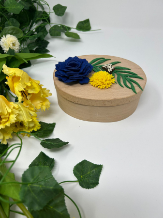 Cuti si ambalaje din lemn - Cutie de Bijuterii din Lemn – Decor Handmade cu Flori din Fetru Albastre și Galbene