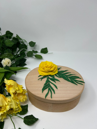 Cuti si ambalaje din lemn - Cutie de Bijuterii din Lemn – Decorată cu Flori din Fetru