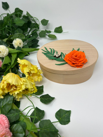 Cuti si ambalaje din lemn - Cutie de Bijuterii din Lemn – Decorată cu Floare Portocalie din Fetru