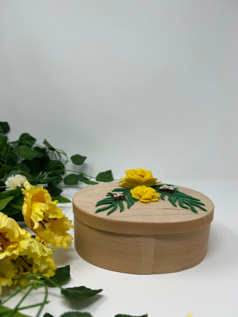 Cutie de Bijuterii din Lemn – Decorată cu Flori Galbene din Fetru [1]