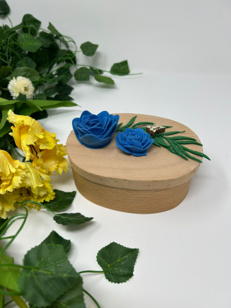 Cuti si ambalaje din lemn - Cutie de Bijuterii din Lemn – Decorată cu Flori Albastre din Fetru