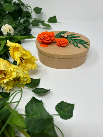 Cuti si ambalaje din lemn - Cutie de Bijuterii din Lemn – Decorată cu Flori Portocalii din Fetru
