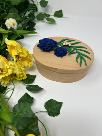 Cuti si ambalaje din lemn - Cutie de Bijuterii din Lemn – Decorată cu Flori Bleumarin din Fetru