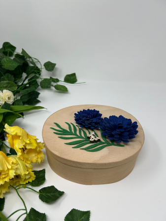 Cuti si ambalaje din lemn - Cutie de Bijuterii din Lemn – Decorată cu Flori Albastre din Fetru