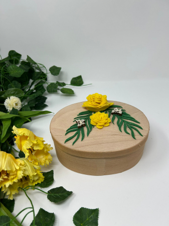 Cuti si ambalaje din lemn - Cutie de Bijuterii din Lemn – Decorată cu Flori Galbene din Fetru