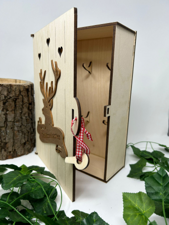 Cutie din Lemn pentru Organizarea Cheilor – Design cu Cerb și Inimioare [1]