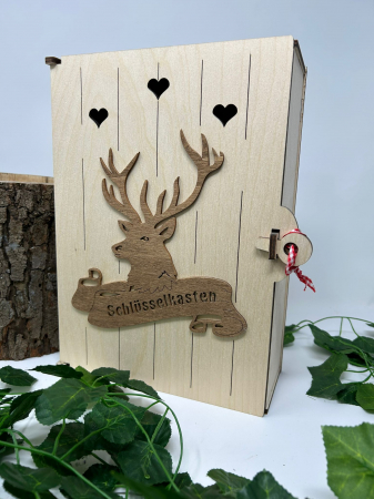 Produse decorative - Cutie din Lemn pentru Organizarea Cheilor – Design cu Cerb și Inimioare