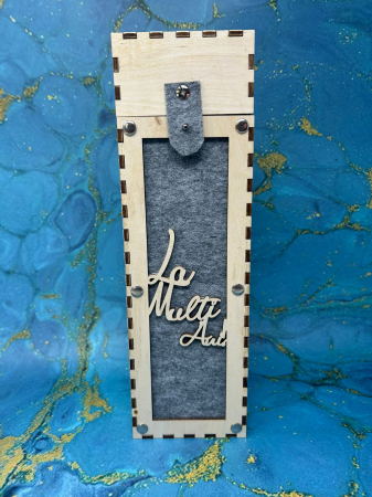 Cadouri Personalizabile - Cutie din lemn pentru sticlă – Model „La Mulți Ani” – Ambalaj cadou elegant