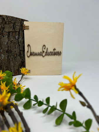 Cadouri Personalizabile - Felicitare din lemn Doamna Educatoare
