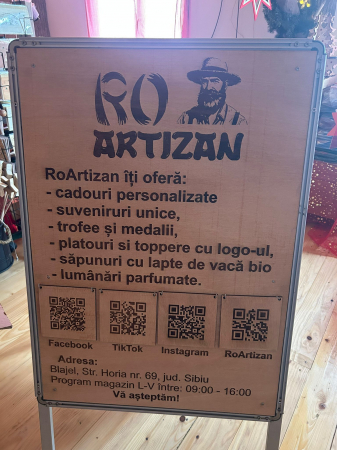 Producție publicitară - Panou stradal,personalizat,cod Qr facebook,cod Qr tik tiok,cod Qr instagram,cod Qr pagină