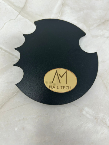 Produse debitate la laser - Plăcuță personalizată manichiură Nail Tech – Suport metalic profesional pentru tehnicieni unghii