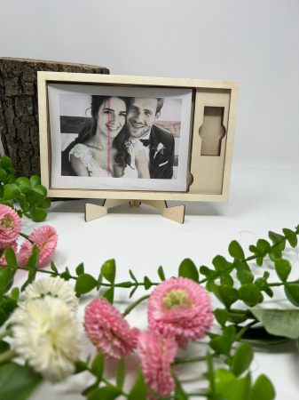 Nuntă Botez Aniversare - Ramă Foto din Lemn cu Spațiu pentru Stick USB – Elegantă și Practică