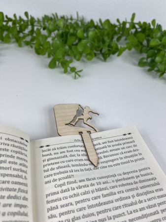 Produse pentru birou - Semn de carte din lemn „Alpinist” – Accesoriu pentru pasionați de lectură și aventură