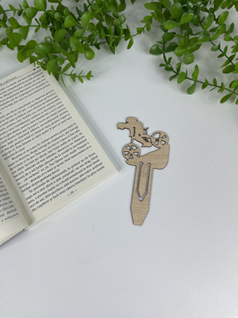 Produse pentru birou - Semn de carte din lemn „Biciclist” – Accesoriu original pentru cititori