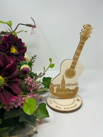 Medalii si Trofee - Trofeu personalizat ,gravat la laser în formă de c hitară