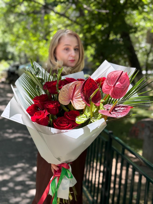 Buchet “Red Desire” – Trandafiri roșii și anthurium [4]