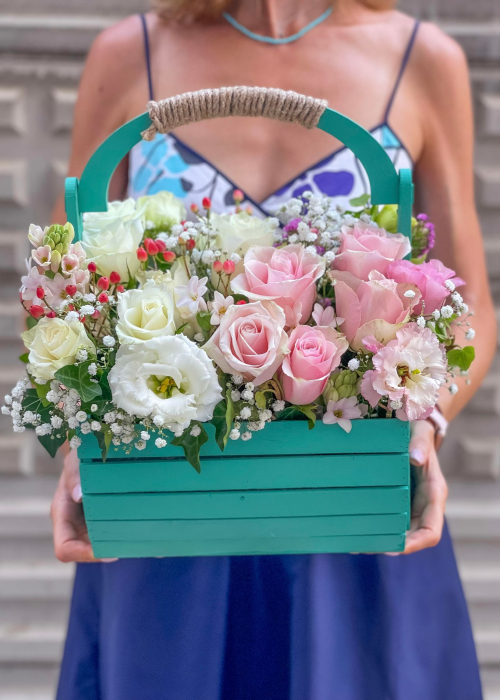 cos din lemn cu trandafiri, lisianthus, gypsophila [2]