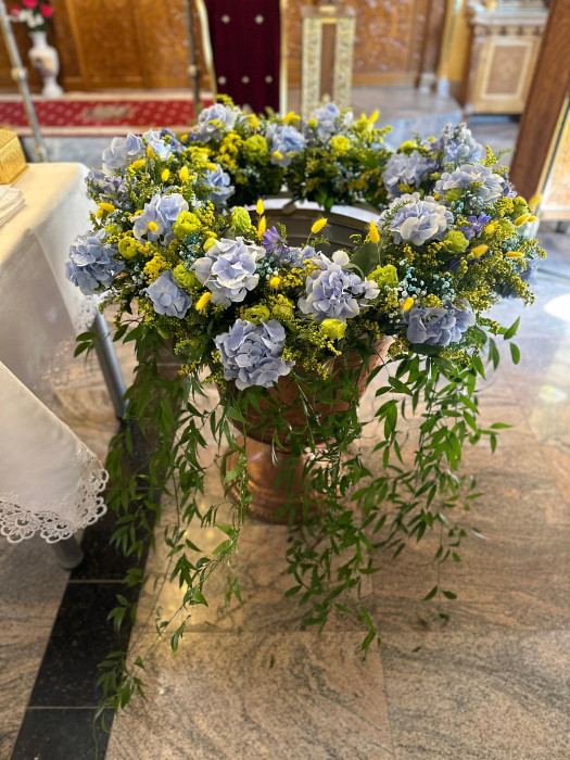 ranjament Cristelniță cu Hortensii și Flori Galbene – Rodyolla [5]