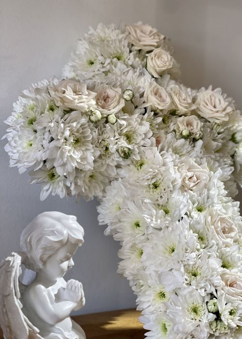 Aranjament funerar Cruce din crizanteme si trandafiri [5]