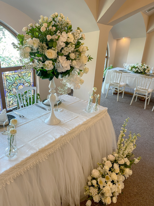 Aranjament floral de nunta alb, din liliac, ranunculus, lalele si trandafiri [5]