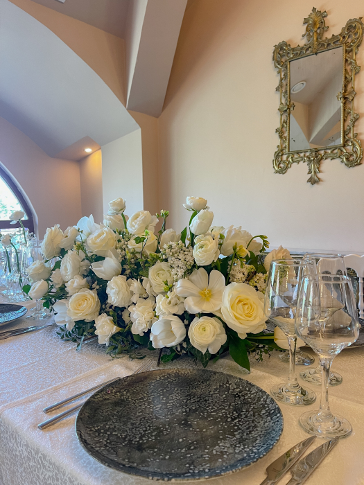 Aranjament floral de nunta alb, din liliac, ranunculus, lalele si trandafiri [6]