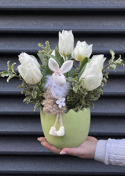 Aranjament floral de Paste cu lalele albe in vas ceramic in forma de ou [3]