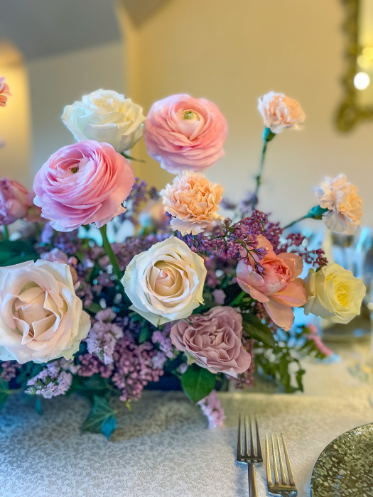 Aranjament floral pastel din ranunculus, liliac, garoafe, trandafiri memory, gerbera [4]