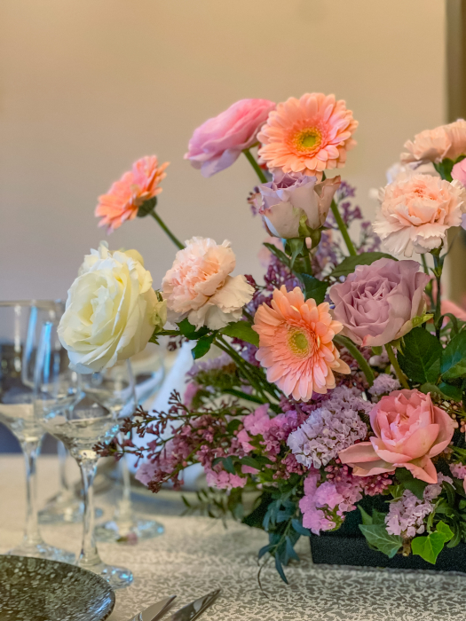 Aranjament floral pastel din ranunculus, liliac, garoafe, trandafiri memory, gerbera [3]