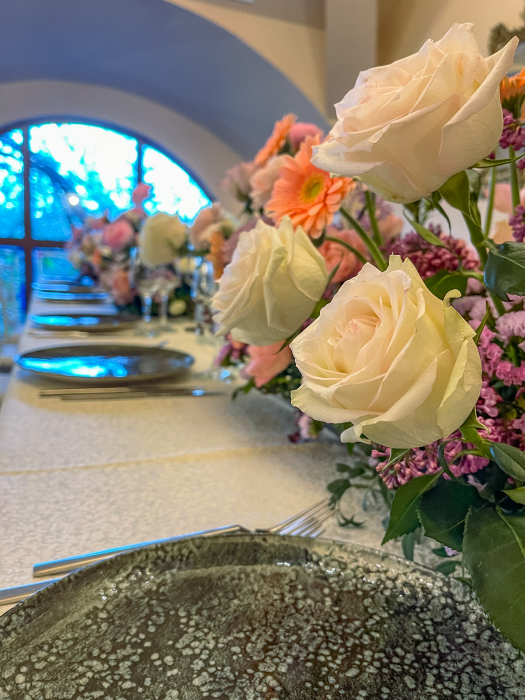 Aranjament floral pastel din ranunculus, liliac, garoafe, trandafiri memory, gerbera [6]