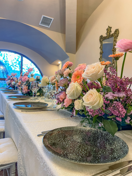 Aranjament floral pastel din ranunculus, liliac, garoafe, trandafiri memory, gerbera [5]