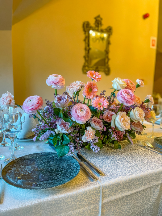 Aranjament floral pastel din ranunculus, liliac, garoafe, trandafiri memory, gerbera [7]