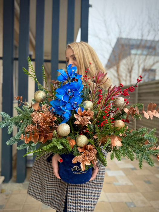 Aranjament floral „Royal Blue Noël” [2]