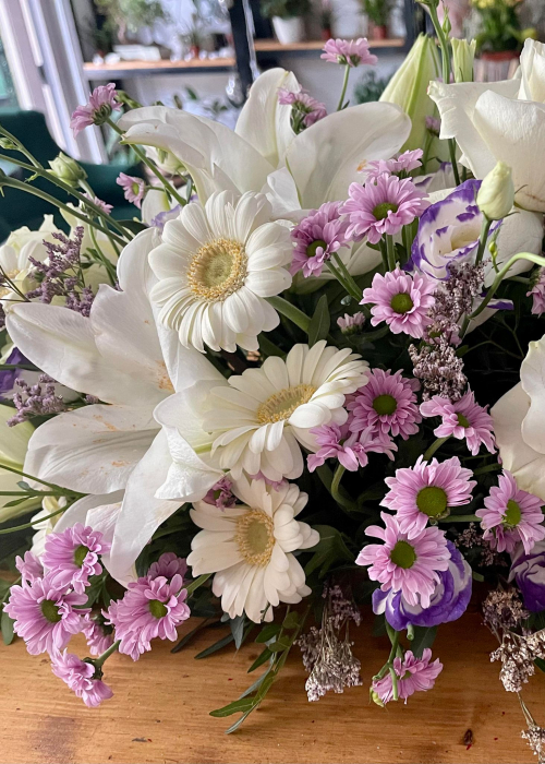 Aranjament funerar colorat cu crini, lisianthus, gerbera, trandafiri, crizanteme [3]