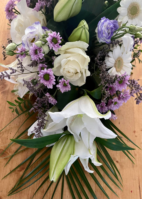 Aranjament funerar colorat cu crini, lisianthus, gerbera, trandafiri, crizanteme [5]