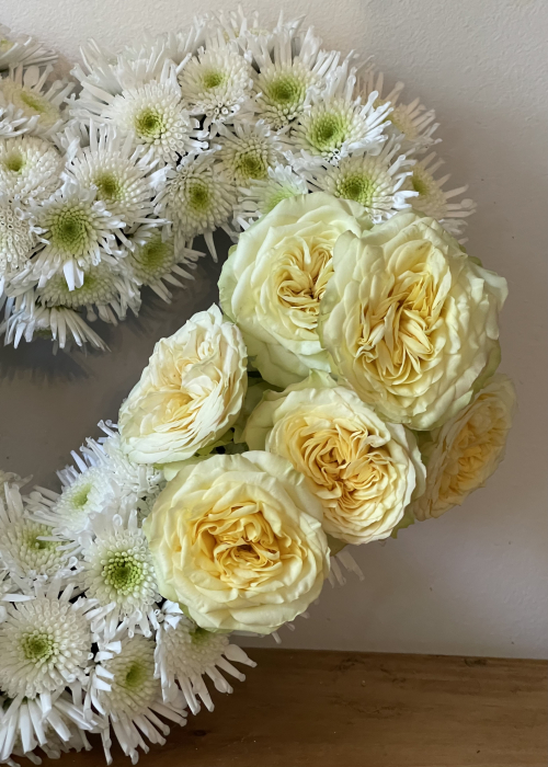 Aranjament funerar in forma de inima din crizanteme albe si trandafiri galbeni. [2]