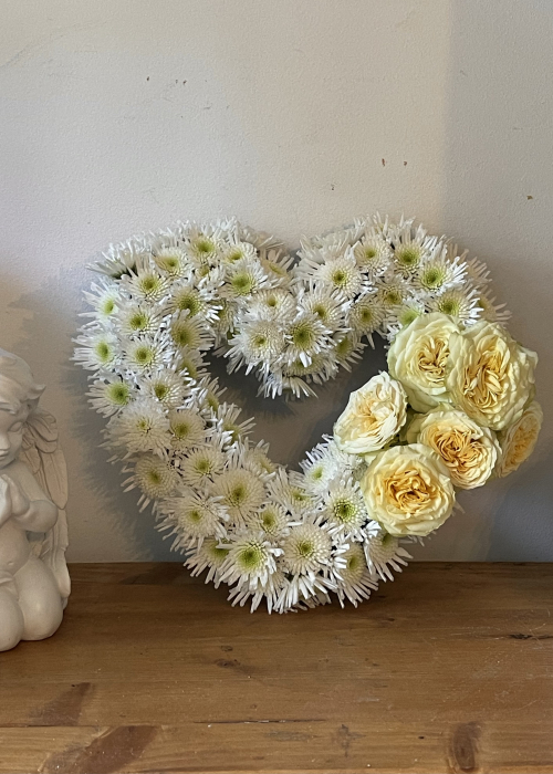 Aranjament funerar in forma de inima din crizanteme albe si trandafiri galbeni. [3]