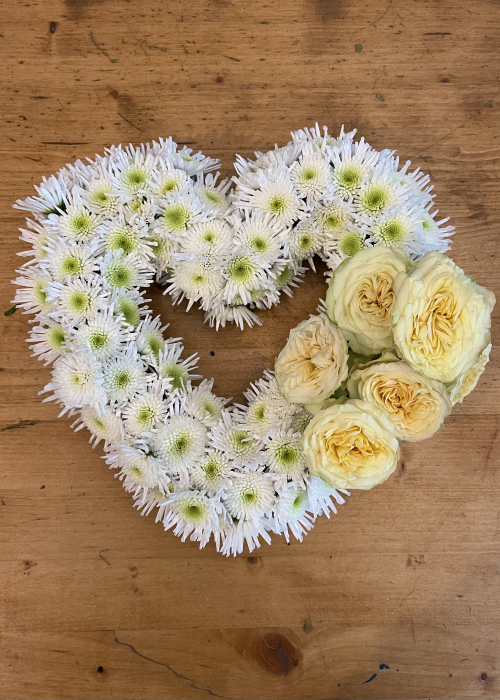 Aranjament funerar in forma de inima din crizanteme albe si trandafiri galbeni. [4]