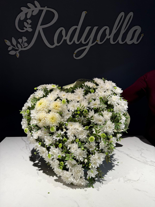 Aranjament funerar in forma de inima din crizanteme albe si trandafiri galbeni. [8]