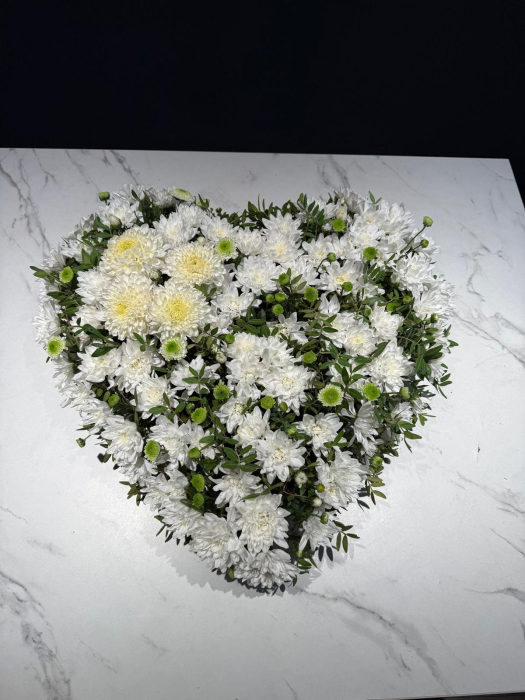 Aranjament funerar in forma de inima din crizanteme albe si trandafiri galbeni. [7]