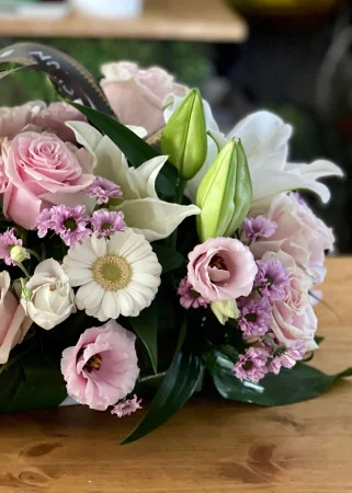 Aranjament floral funerar colorat, din crini, garoafe, gerbera, trandafiri si crizanteme. [2]