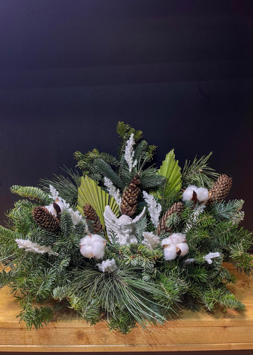 Aranjament funerar "Un inger se inalta", aranjament funerar cu inger alb, aranjament funerar cu brad, conuri si flori cotton [4]