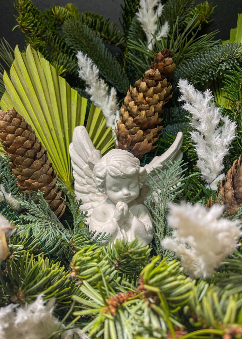 Aranjament funerar "Un inger se inalta", aranjament funerar cu inger alb, aranjament funerar cu brad, conuri si flori cotton [2]