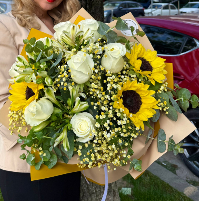 Buchet cu floarea-soarelui și trandafiri albi | Rodyolla [2]