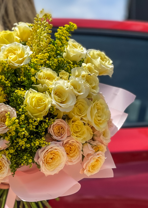 Buchet cu trandafiri galbeni si roz piersica [3]