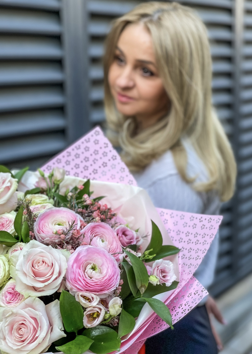 Buchet de flori All Pink din trandafiri si ranunculus roz [3]