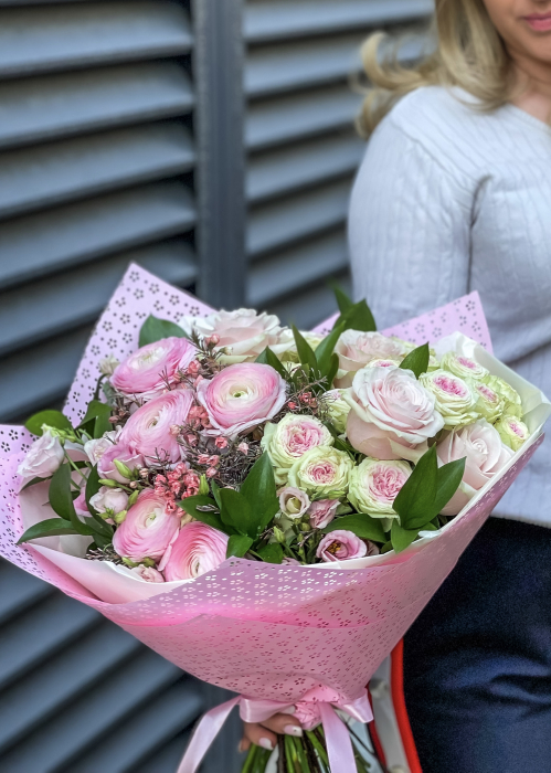 Buchet de flori All Pink din trandafiri si ranunculus roz [6]
