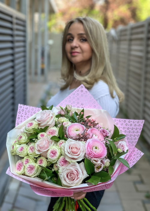 Buchet de flori All Pink din trandafiri si ranunculus roz [7]