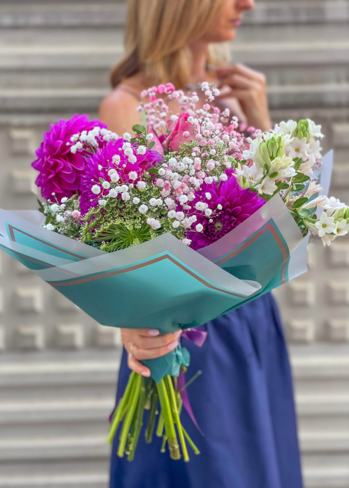 buchet colorat fucsia din dahlii, gerbere, trandafiri, tuberoze si gipsophila [2]